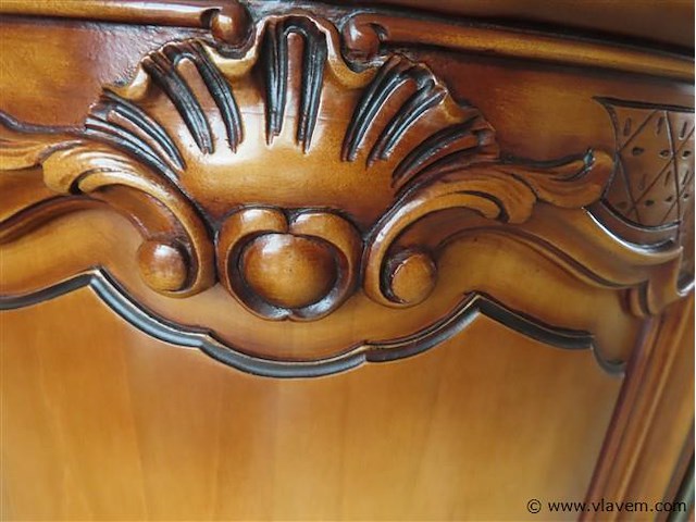 Eetkamer met dressoir, vitrinekast, tafel en 6 stoelen - afbeelding 20 van  27