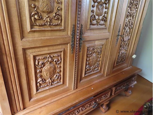 Eetkamer, twee kasten, tafel en 6 stoelen - afbeelding 15 van  15