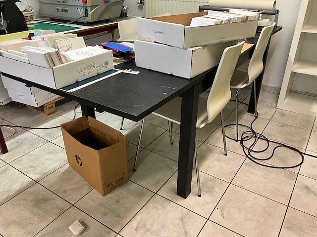 Eetkamertafel en bijzetstoelen (2x) - afbeelding 9 van  12