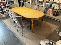 Eetkamertafel en stoelen