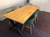 Eetkamertafel en stoelen