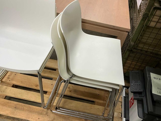 Eetkamertafel met design stoelen - afbeelding 7 van  9