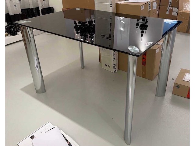 Eetkamertafel met glazen blad - afbeelding 1 van  2