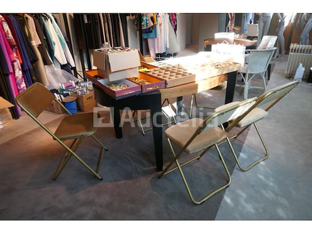 Eetkamertafels en diverse stoelen - afbeelding 1 van  4