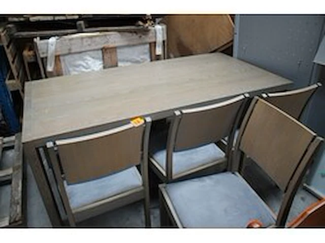 Eettafel met 4 houten stoelen - afbeelding 1 van  4