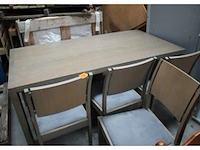 Eettafel met 4 houten stoelen