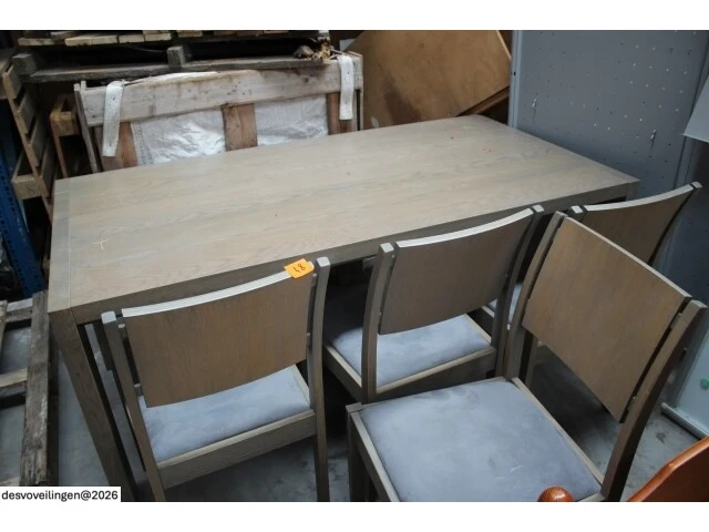 Eettafel met 4 houten stoelen - afbeelding 2 van  4