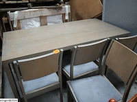 Eettafel met 4 houten stoelen - afbeelding 2 van  4