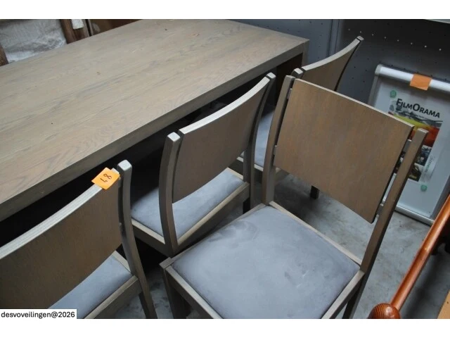 Eettafel met 4 houten stoelen - afbeelding 3 van  4