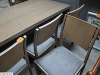 Eettafel met 4 houten stoelen - afbeelding 3 van  4