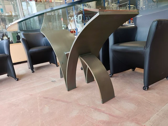 Eettafel met helder glazen blad en metalen onderstel valenti (licht beschadigd) ca. 210x126 cm, 2 zwarte lederen rolzetels monto vitri - afbeelding 2 van  13