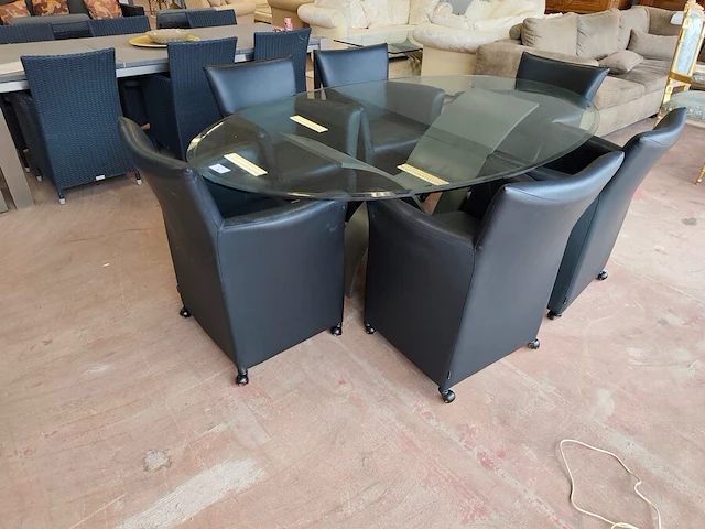 Eettafel met helder glazen blad en metalen onderstel valenti (licht beschadigd) ca. 210x126 cm, 2 zwarte lederen rolzetels monto vitri - afbeelding 1 van  13