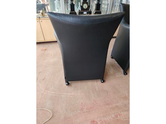 Eettafel met helder glazen blad en metalen onderstel valenti (licht beschadigd) ca. 210x126 cm, 2 zwarte lederen rolzetels monto vitri - afbeelding 7 van  13