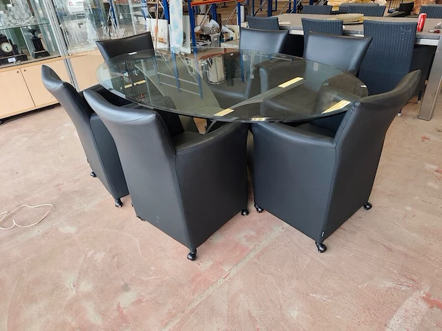 Eettafel met helder glazen blad en metalen onderstel valenti (licht beschadigd) ca. 210x126 cm, 2 zwarte lederen rolzetels monto vitri - afbeelding 10 van  13