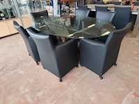 Eettafel met helder glazen blad en metalen onderstel valenti (licht beschadigd) ca. 210x126 cm, 2 zwarte lederen rolzetels monto vitri - afbeelding 10 van  13