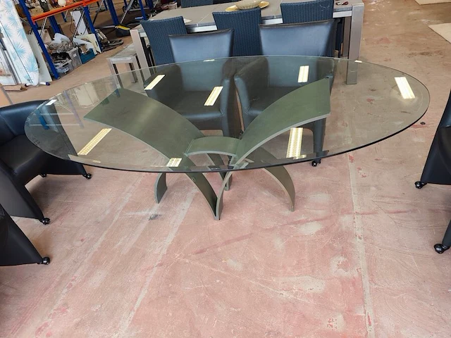 Eettafel met helder glazen blad en metalen onderstel valenti (licht beschadigd) ca. 210x126 cm, 2 zwarte lederen rolzetels monto vitri - afbeelding 11 van  13