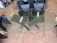 Eettafel met helder glazen blad en metalen onderstel valenti (licht beschadigd) ca. 210x126 cm, 2 zwarte lederen rolzetels monto vitri - afbeelding 12 van  13