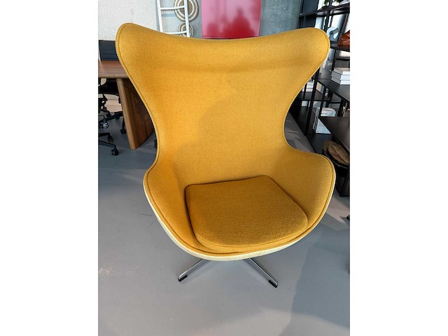 Egg chair geel kasjmier en houtfineerl (1x) - afbeelding 1 van  6