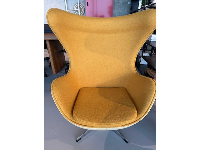 Egg chair geel kasjmier en houtfineerl (1x) - afbeelding 5 van  6