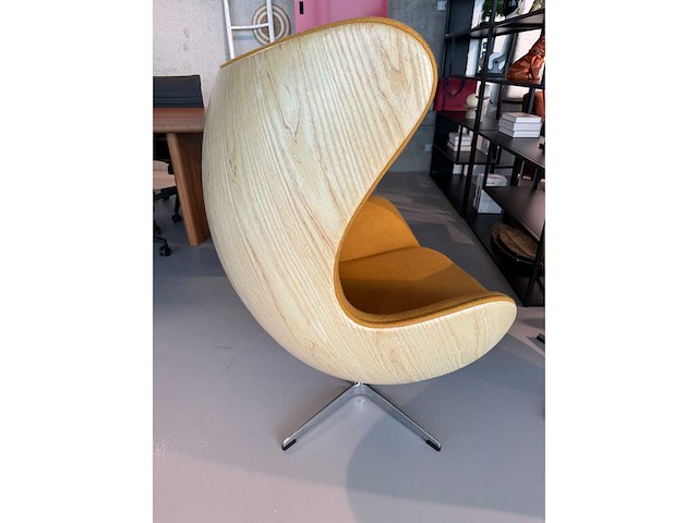Egg chair geel kasjmier en houtfineerl (1x) - afbeelding 3 van  6