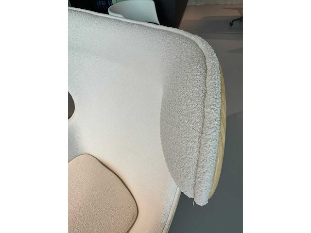 Egg chair wit kasjmier en houtfineer (1x) - afbeelding 2 van  6