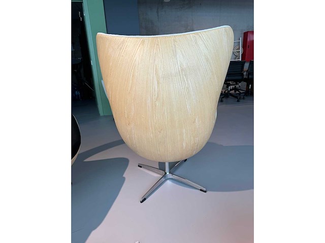 Egg chair wit kasjmier en houtfineer (1x) - afbeelding 3 van  6