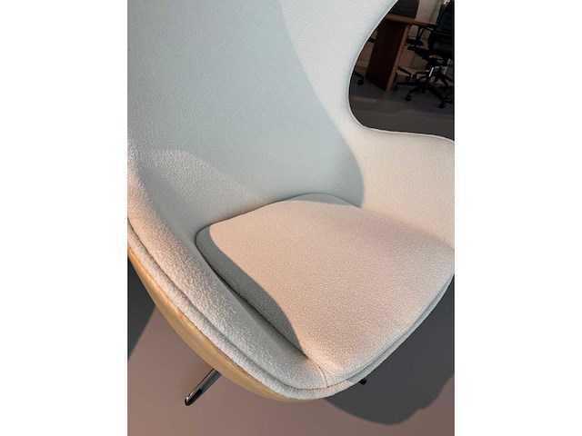 Egg chair wit kasjmier en houtfineer (1x) - afbeelding 5 van  6
