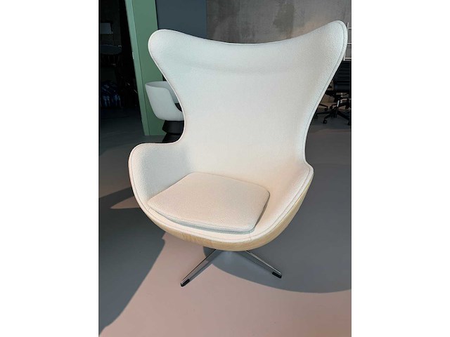 Egg chair wit kasjmier en houtfineer (1x) - afbeelding 1 van  6