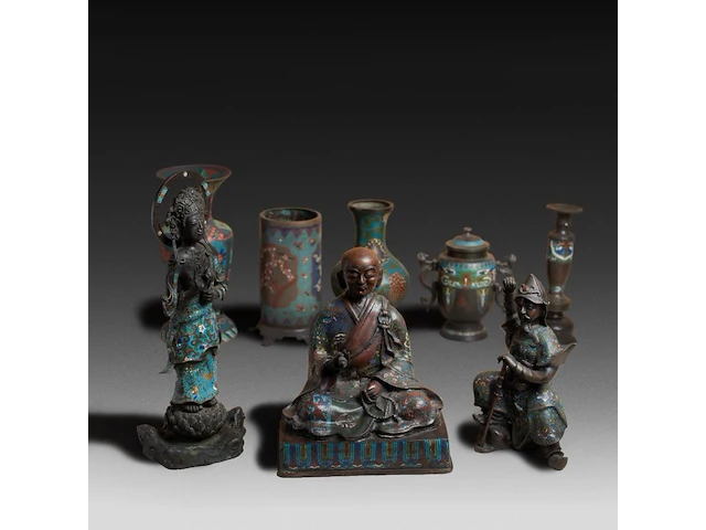Eight japanese champlevé enameled bronzes, including figures and vases, 19th/20thc, tallest h 37,5 cm - afbeelding 1 van  8