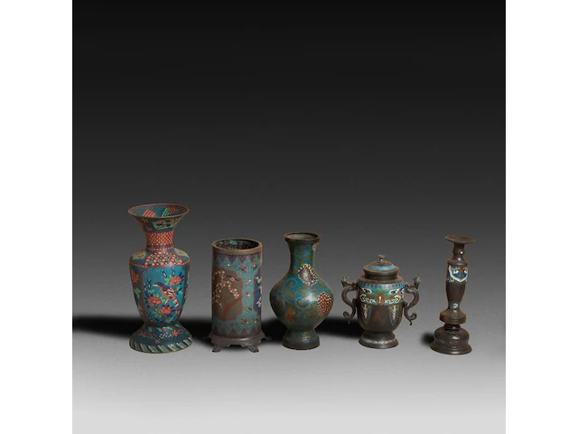 Eight japanese champlevé enameled bronzes, including figures and vases, 19th/20thc, tallest h 37,5 cm - afbeelding 2 van  8