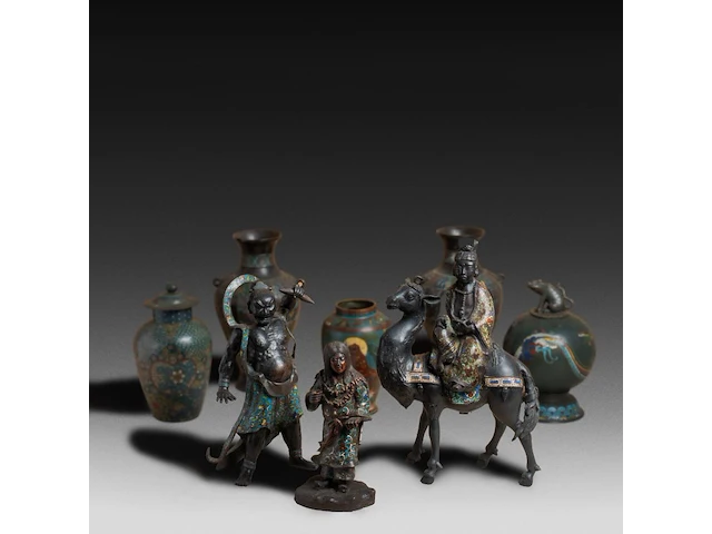 Eight japanese champlevé enameled bronzes, including figures and vases, 19th/20thc, tallest h 40 cm - afbeelding 1 van  7