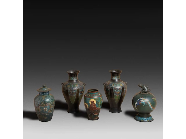 Eight japanese champlevé enameled bronzes, including figures and vases, 19th/20thc, tallest h 40 cm - afbeelding 2 van  7