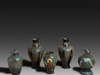 Eight japanese champlevé enameled bronzes, including figures and vases, 19th/20thc, tallest h 40 cm - afbeelding 2 van  7