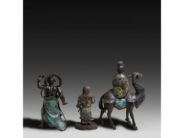 Eight japanese champlevé enameled bronzes, including figures and vases, 19th/20thc, tallest h 40 cm - afbeelding 4 van  7
