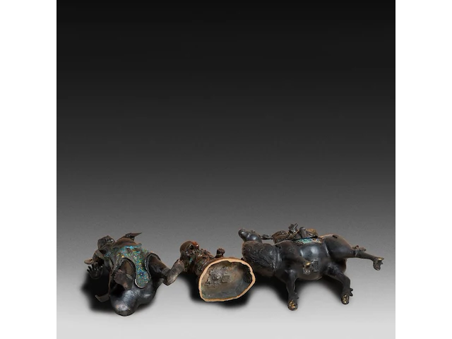 Eight japanese champlevé enameled bronzes, including figures and vases, 19th/20thc, tallest h 40 cm - afbeelding 5 van  7