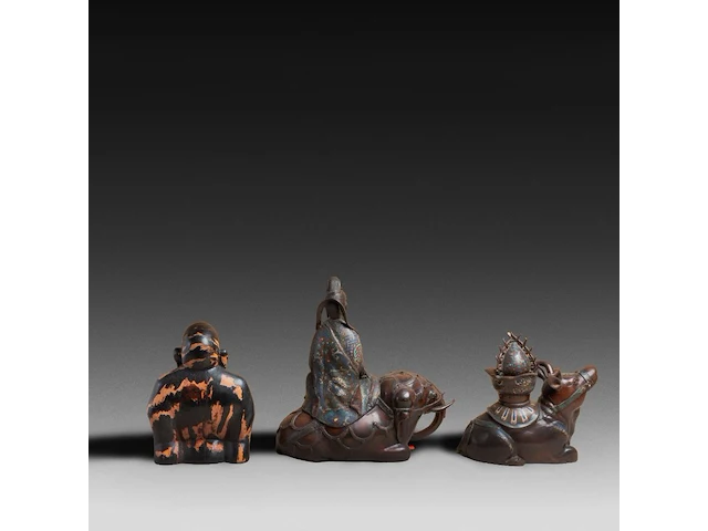 Eight japanese champlevé enameled bronzes; three figures, two pairs of vases and one censer, 19th/20thc, tallest h 44 cm - afbeelding 3 van  5