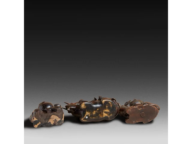 Eight japanese champlevé enameled bronzes; three figures, two pairs of vases and one censer, 19th/20thc, tallest h 44 cm - afbeelding 4 van  5