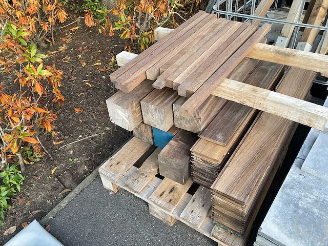 Eiken balken en boomstammen - afbeelding 1 van  3