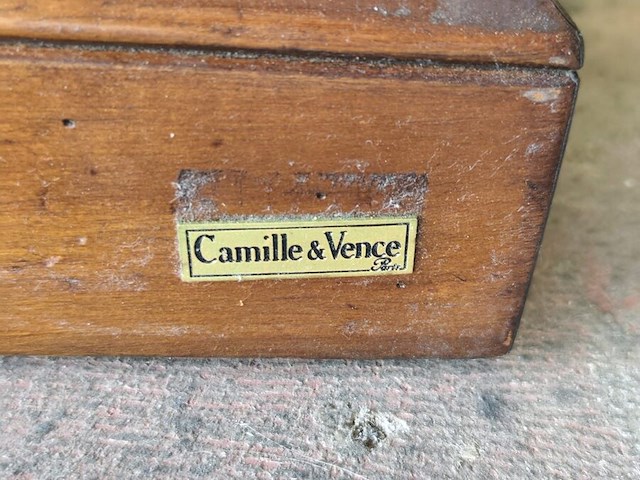 Eikenhouten bibliotheekkast flamant met 2 glazen deuren en 6 eikenhouten deuren camille&vence, eiken ladenkast met 4 laden, spiegel in houten kader - afbeelding 2 van  12