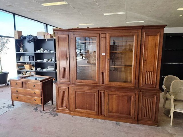 Eikenhouten bibliotheekkast flamant met 2 glazen deuren en 6 eikenhouten deuren camille&vence, eiken ladenkast met 4 laden, spiegel in houten kader - afbeelding 1 van  12