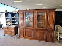 Eikenhouten bibliotheekkast flamant met 2 glazen deuren en 6 eikenhouten deuren camille&vence, eiken ladenkast met 4 laden, spiegel in houten kader - afbeelding 1 van  12