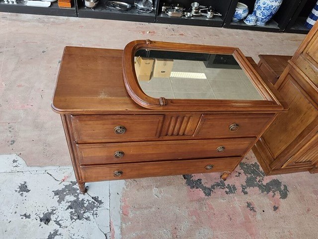 Eikenhouten bibliotheekkast flamant met 2 glazen deuren en 6 eikenhouten deuren camille&vence, eiken ladenkast met 4 laden, spiegel in houten kader - afbeelding 5 van  12