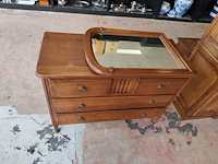 Eikenhouten bibliotheekkast flamant met 2 glazen deuren en 6 eikenhouten deuren camille&vence, eiken ladenkast met 4 laden, spiegel in houten kader - afbeelding 5 van  12