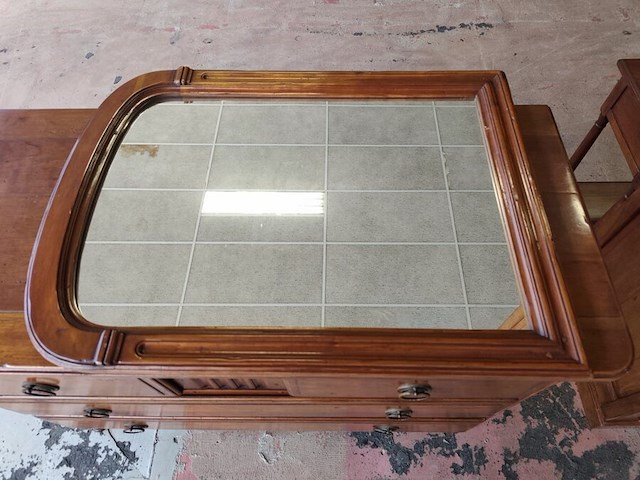 Eikenhouten bibliotheekkast flamant met 2 glazen deuren en 6 eikenhouten deuren camille&vence, eiken ladenkast met 4 laden, spiegel in houten kader - afbeelding 7 van  12