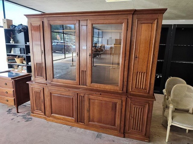 Eikenhouten bibliotheekkast flamant met 2 glazen deuren en 6 eikenhouten deuren camille&vence, eiken ladenkast met 4 laden, spiegel in houten kader - afbeelding 8 van  12