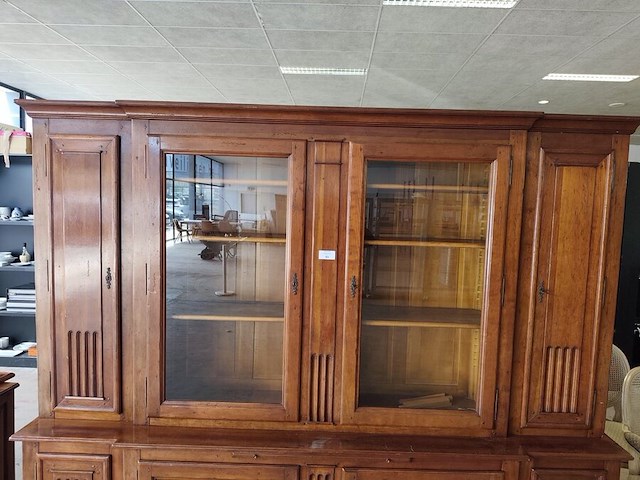 Eikenhouten bibliotheekkast flamant met 2 glazen deuren en 6 eikenhouten deuren camille&vence, eiken ladenkast met 4 laden, spiegel in houten kader - afbeelding 11 van  12