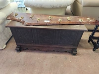 Eikenhouten dekenkist met traditioneel houtsnijwerk ca. 100 cm, rustieke houten wandkapstok met messing leeuwenkop-haken ca. 130 cm