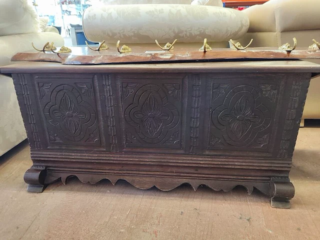 Eikenhouten dekenkist met traditioneel houtsnijwerk ca. 100 cm, rustieke houten wandkapstok met messing leeuwenkop-haken ca. 130 cm - afbeelding 3 van  8