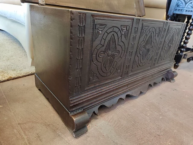 Eikenhouten dekenkist met traditioneel houtsnijwerk ca. 100 cm, rustieke houten wandkapstok met messing leeuwenkop-haken ca. 130 cm - afbeelding 6 van  8