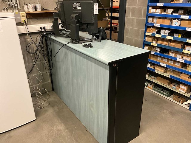 Eizo toonbank met pc schermen - afbeelding 2 van  5